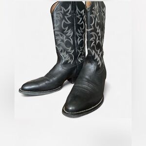 Mens Ariat Black leather cowboy boots size 10.5 with white stitching
